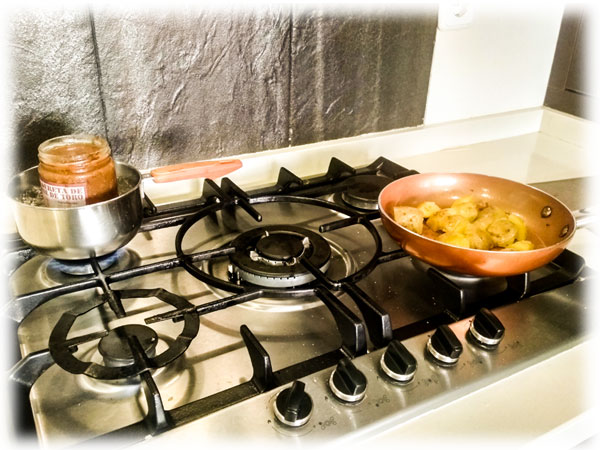Saltear las patatas mientras se calienta la caldereta