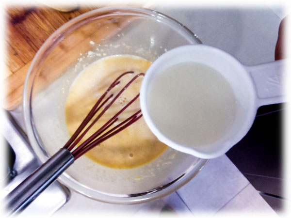 Añadir agua de la pasta al Huevo y al Queso