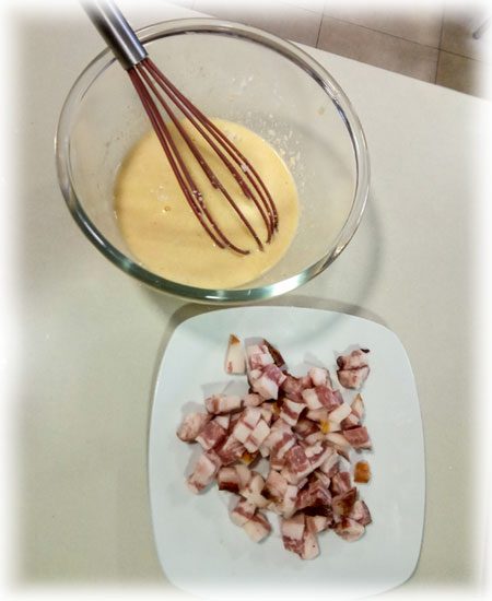 Mezclamos el huevo y el Queso, y troceamos la papada
