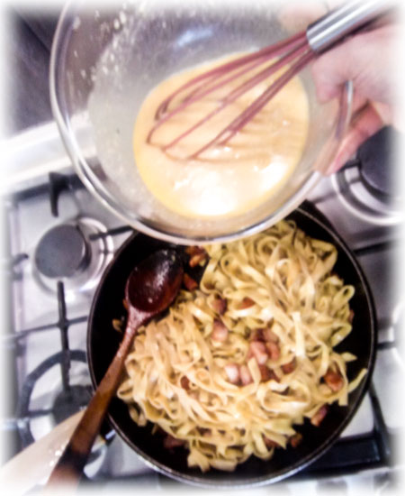 Mezclar el huevo y el Queso con la Pasta
