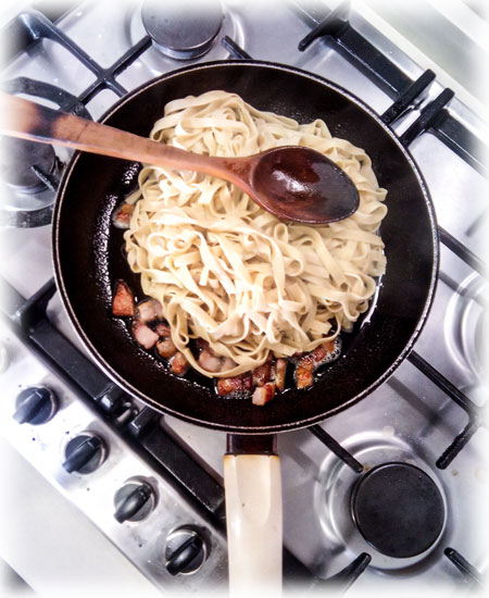 Mezcla la pasta con la Papada o Guanciale