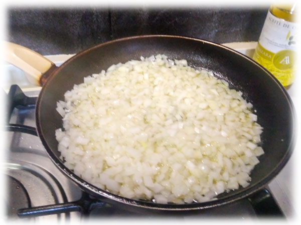 sofreir la cebolla y el puerro
