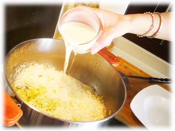 Añadir la leche a la crema de queso