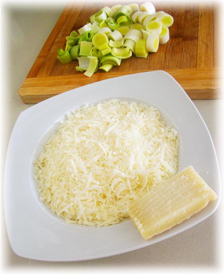 Queso Manchego rallado y puerro troceado