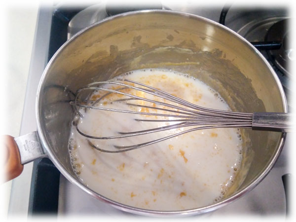 añadimos la leche a la bechamel