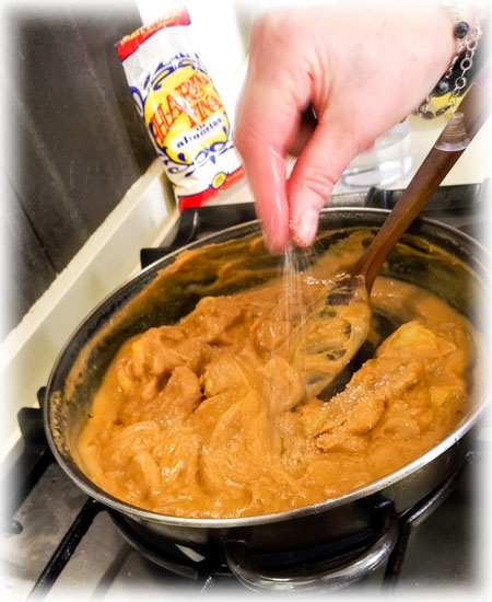añadimos las patatas y regulamos de sal al gusto