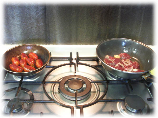 Freír chorizos e higado 