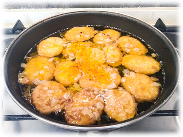 Añadir el Azafrán, el Ajo, Harina, Agua y las patatas