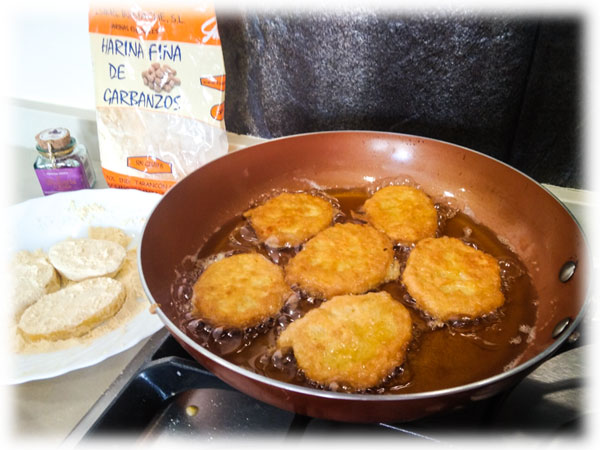 Freír las patatas rebozadas 