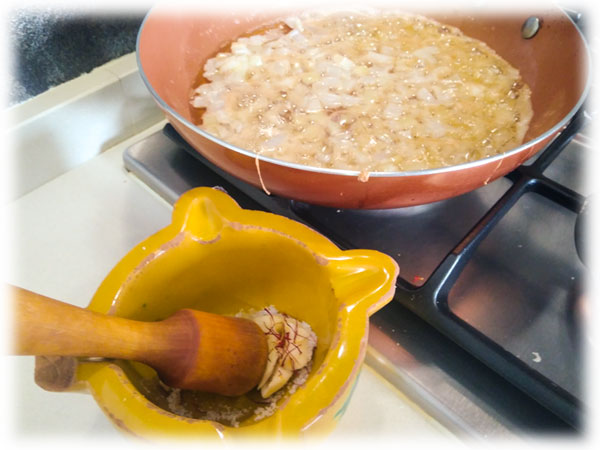 Rehogar la cebolla y preparar el Ajo y el Azafrán