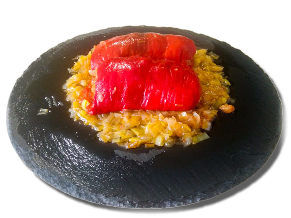 Receta de Pimientos Rellenos de Chorizo de Pueblo en cama de Cebolla y Puerro