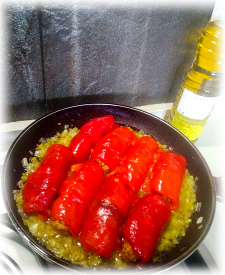 añadir los pimientos rellenos al sofrito