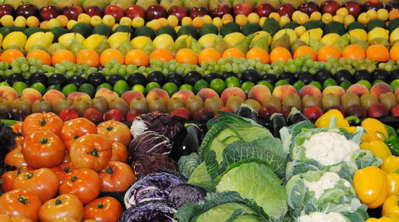 Francia prohbe a las grandes superficies comerciales tirar comida