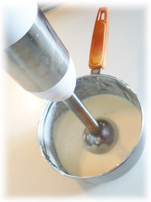 Pasar la batidora por la crema de Queso