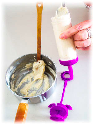 Meter la Crema de Queso en el rellenador