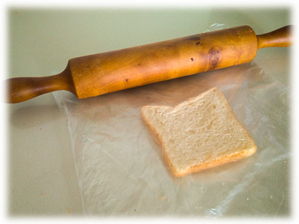 Chafar el pan de molde con un rodillo