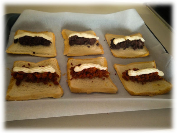Rellenar el pan de molde con el Chorizo y la Morcilla Manchega