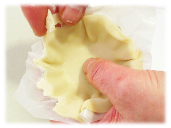 Tartaleta de Garbanzos con Chistora Poner la masa de las empanadillas en los moldes y recortar