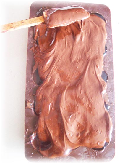 Echar el chocolate y pasar una paleta para alisar