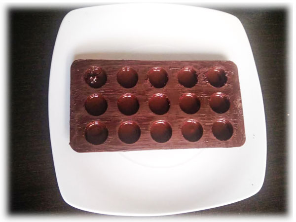 Echar el chocolate en el molde