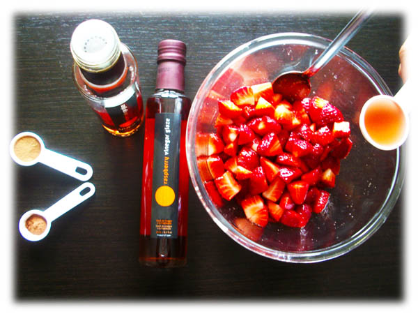 Fresas con Glacé de Vinagre a la Frambuesa Echar el Glacé de Vinagre a la Frambuesa