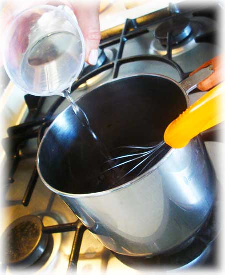 Añadir el agua a la gelatina de Vino