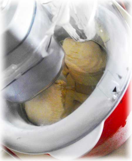 removiendo el helado casero de queso