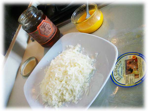 Queso Manchego rallado y yemas