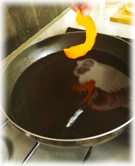 echar cascara de naranja en el aceite