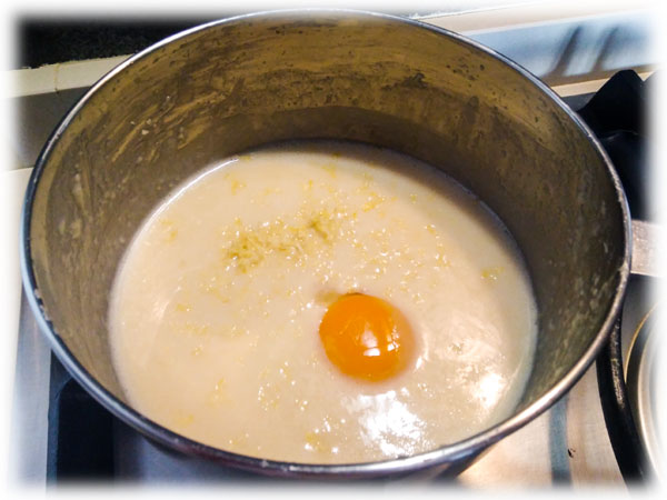 Añadimos la yema de huevo