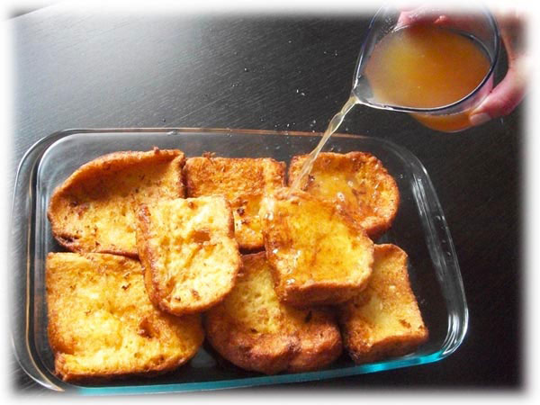 Bañar las Torrijas con el jarabe