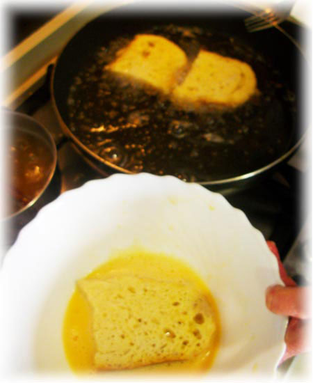 Bañar las torrijas en el huevo batido