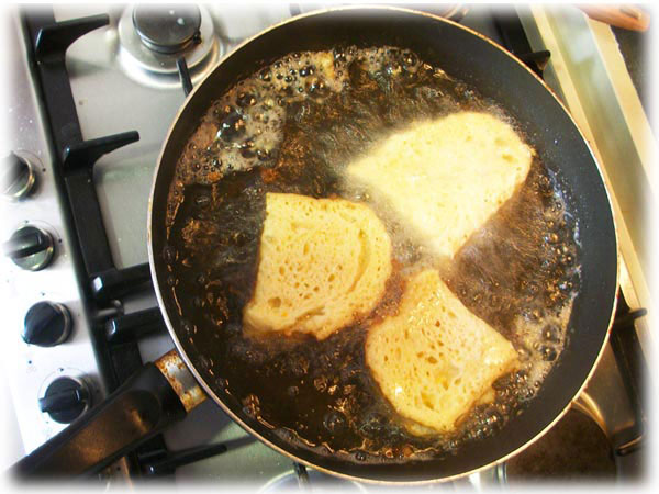 Empezar a freír las torrijas de semana santa