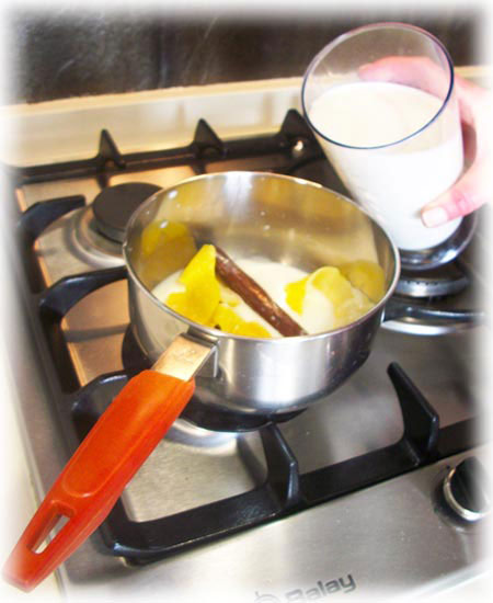 Infusionar la canela y la naranja en la leche