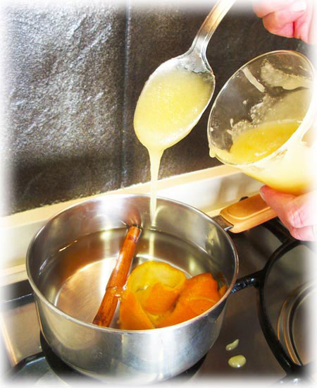 Poner el agua, la miel,la canela y la naranja, para el jarabe