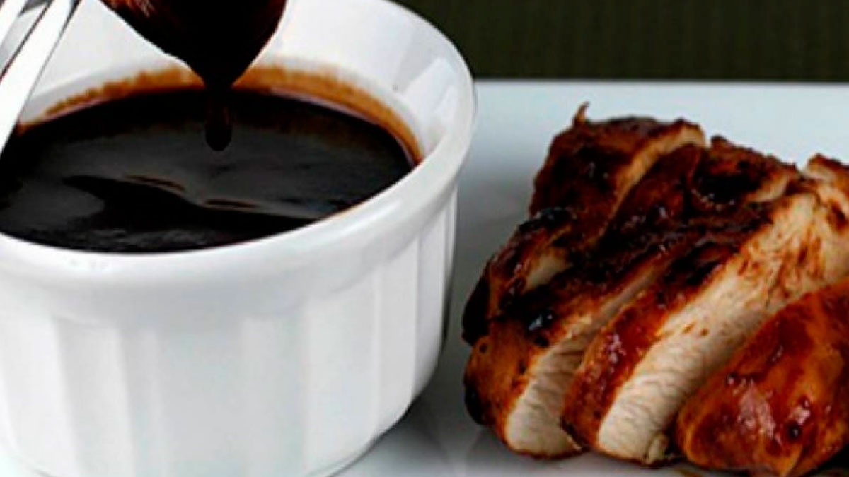 Taza con la Salsa para Carne de Vinagre Balsámico