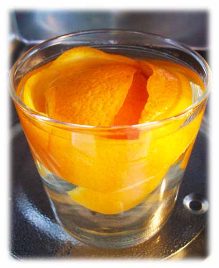 Limpiar el microondas con piel de naranja